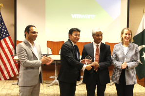 Adrian Hia, General Manager, Nascent Markets & Vietnam, VMware presenting an award to Mujahid Ali, Group Chief IT, Allied Bank.