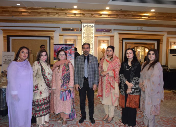Group picture of women entrepreneurs and Ms. Hina Mansab, Vice Chairperson SCWEC (Pakistan Chapter) with the chief guest of the conference, Mr. Irfan Iqbal Shiekh, President, Federation of Pakistan Chambers of Commerce and Industry.