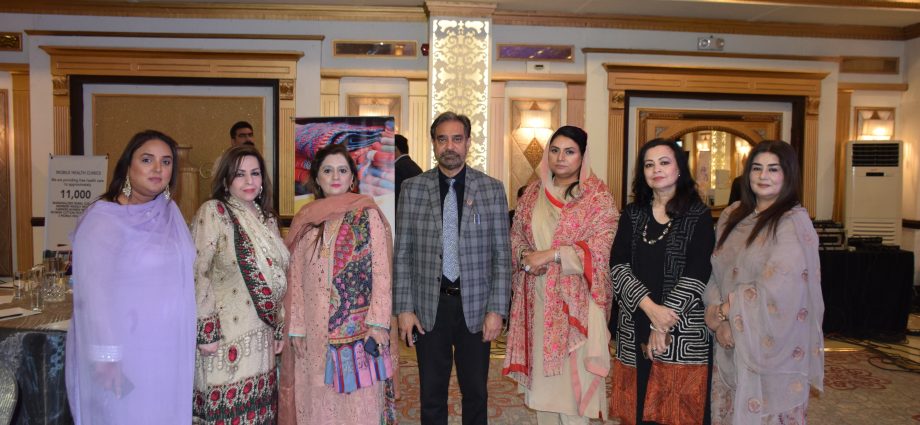 Group picture of women entrepreneurs and Ms. Hina Mansab, Vice Chairperson SCWEC (Pakistan Chapter) with the chief guest of the conference, Mr. Irfan Iqbal Shiekh, President, Federation of Pakistan Chambers of Commerce and Industry.